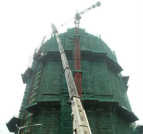 呼伦贝尔市吊车在工地上作业